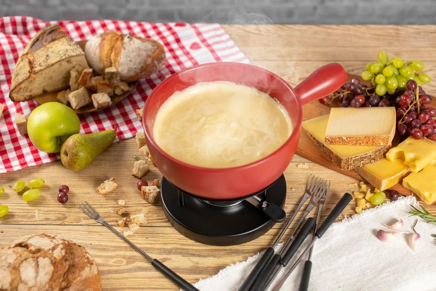 KUHN RIKON Käsefondue Set Classic Rot· Ø 23 Cm, 2.6 Liter Inhalt, Ideal Für 4-6 Personen, Set Enthält 6 Gabeln, Einen Pastenbrenner (Ohne Brennpaste), Und Ein Rechaud