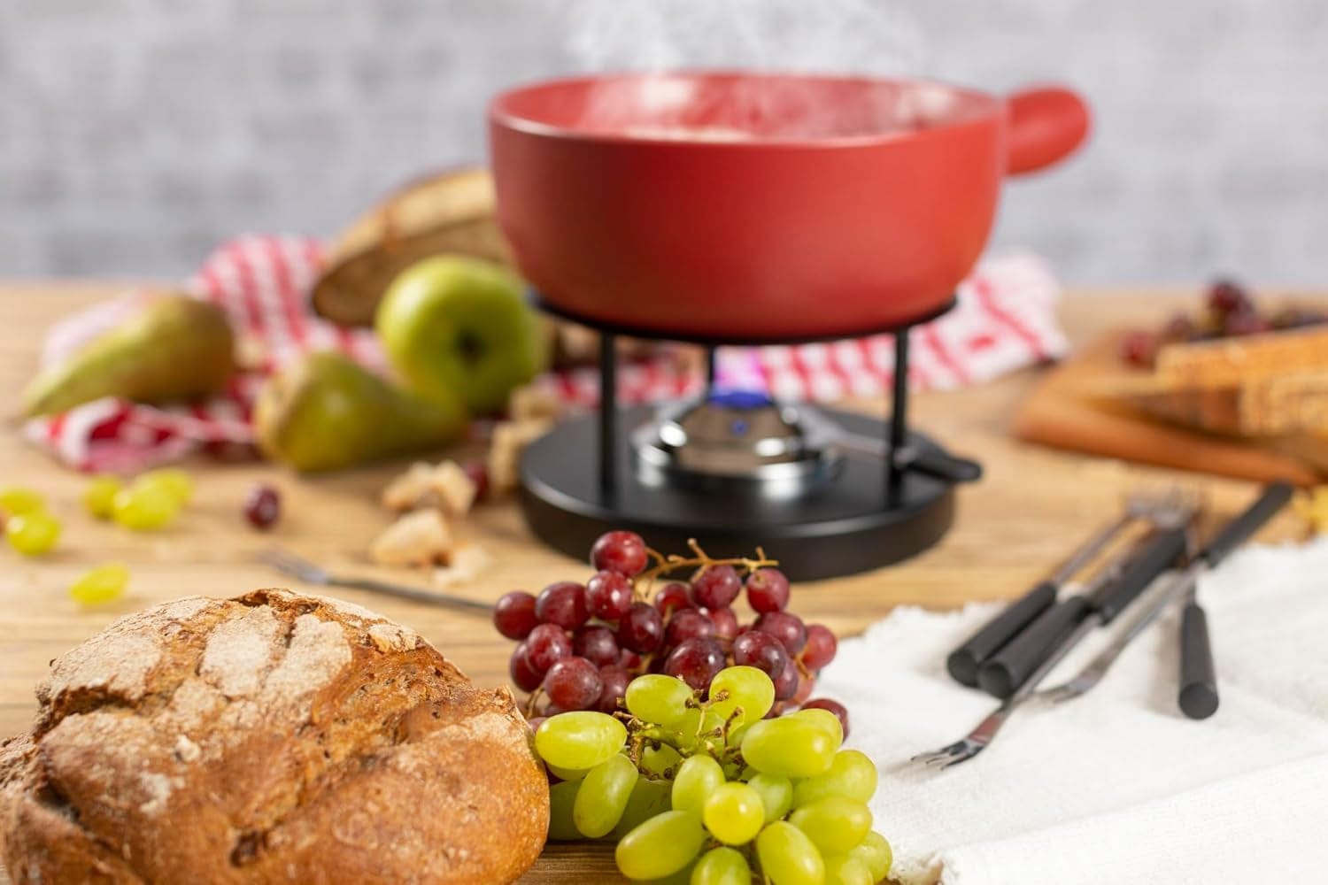 KUHN RIKON Käsefondue Set Classic Rot· Ø 23 Cm, 2.6 Liter Inhalt, Ideal Für 4-6 Personen, Set Enthält 6 Gabeln, Einen Pastenbrenner (Ohne Brennpaste), Und Ein Rechaud