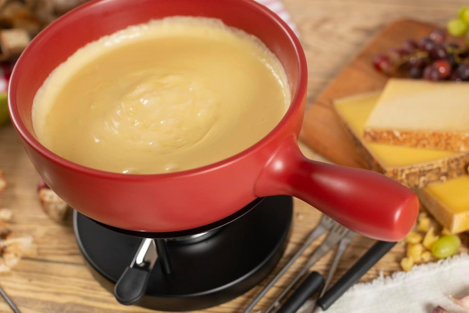 KUHN RIKON Käsefondue Set Classic Rot· Ø 23 Cm, 2.6 Liter Inhalt, Ideal Für 4-6 Personen, Set Enthält 6 Gabeln, Einen Pastenbrenner (Ohne Brennpaste), Und Ein Rechaud