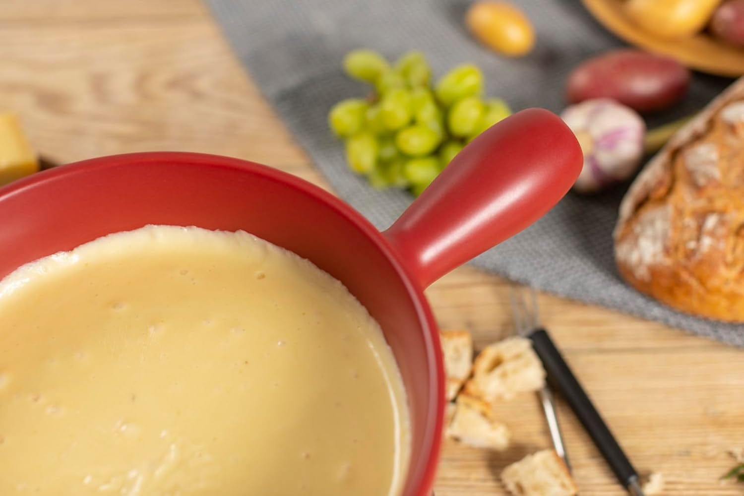 KUHN RIKON Käsefondue Set Suisse Rot· Ø 23 Cm, 2.6 Liter Ideal Für 4-6 Personen, Inkl. 6 Gabeln Und Rechaud Und Pastenbrenner (Ohne Brennpaste)