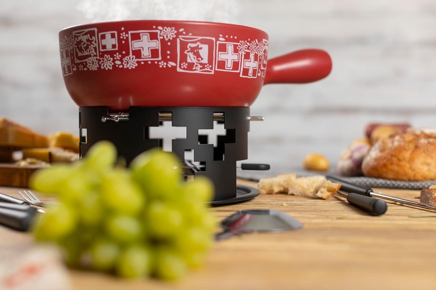 KUHN RIKON Käsefondue Set Suisse Rot· Ø 23 Cm, 2.6 Liter Ideal Für 4-6 Personen, Inkl. 6 Gabeln Und Rechaud Und Pastenbrenner (Ohne Brennpaste)