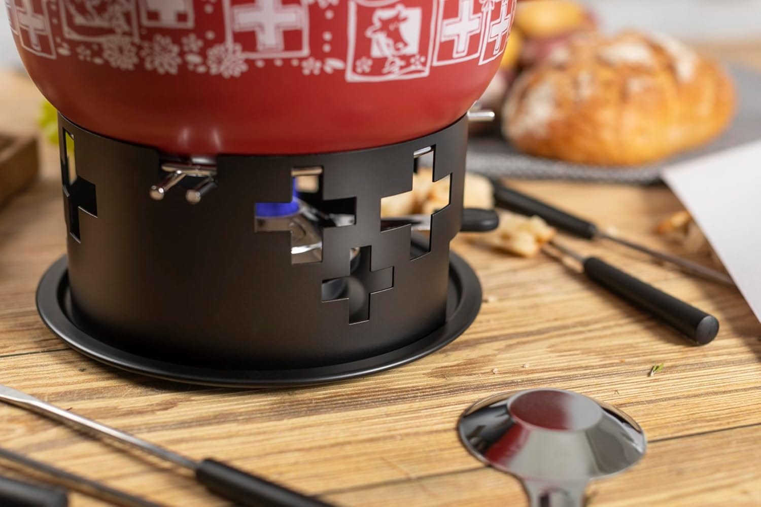 KUHN RIKON Käsefondue Set Suisse Rot· Ø 23 Cm, 2.6 Liter Ideal Für 4-6 Personen, Inkl. 6 Gabeln Und Rechaud Und Pastenbrenner (Ohne Brennpaste)