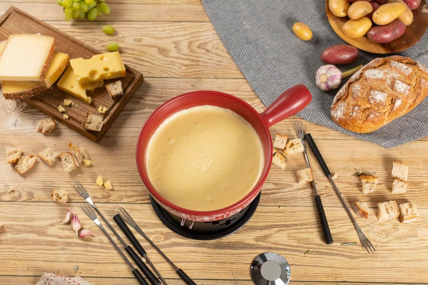 KUHN RIKON Käsefondue Set Suisse Rot· Ø 23 Cm, 2.6 Liter Ideal Für 4-6 Personen, Inkl. 6 Gabeln Und Rechaud Und Pastenbrenner (Ohne Brennpaste)