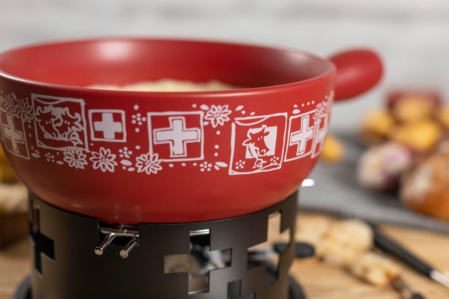 KUHN RIKON Käsefondue Set Suisse Rot· Ø 23 Cm, 2.6 Liter Ideal Für 4-6 Personen, Inkl. 6 Gabeln Und Rechaud Und Pastenbrenner (Ohne Brennpaste)