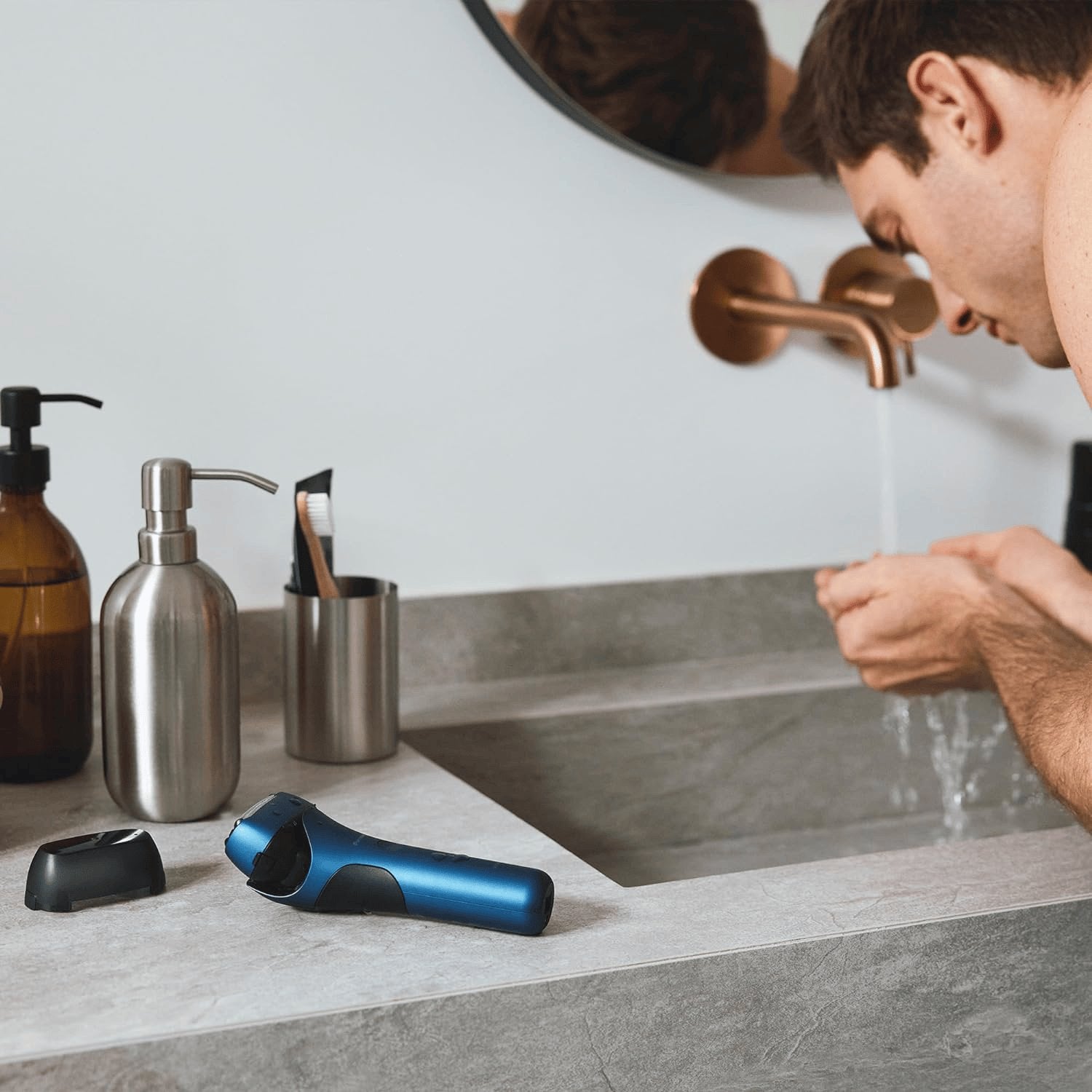 Panasonic Series 700 ES-ALT4B 3-Klingen-Nass- & Trocken-Rasierer Für Männer, Tragbar, Kabellos, Wasserdicht, Bartdichtesensor, Flexibler Rasierkopf, Ausklappbarer Trimmer, Dunkelblau